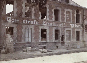 Deutscher Armeeslogan an der Wand eines beschädigten Backsteingebäudes: Möge Gott England bestrafen! 191415, Bucy-le-Long, Aisne, Frankreich, 1917